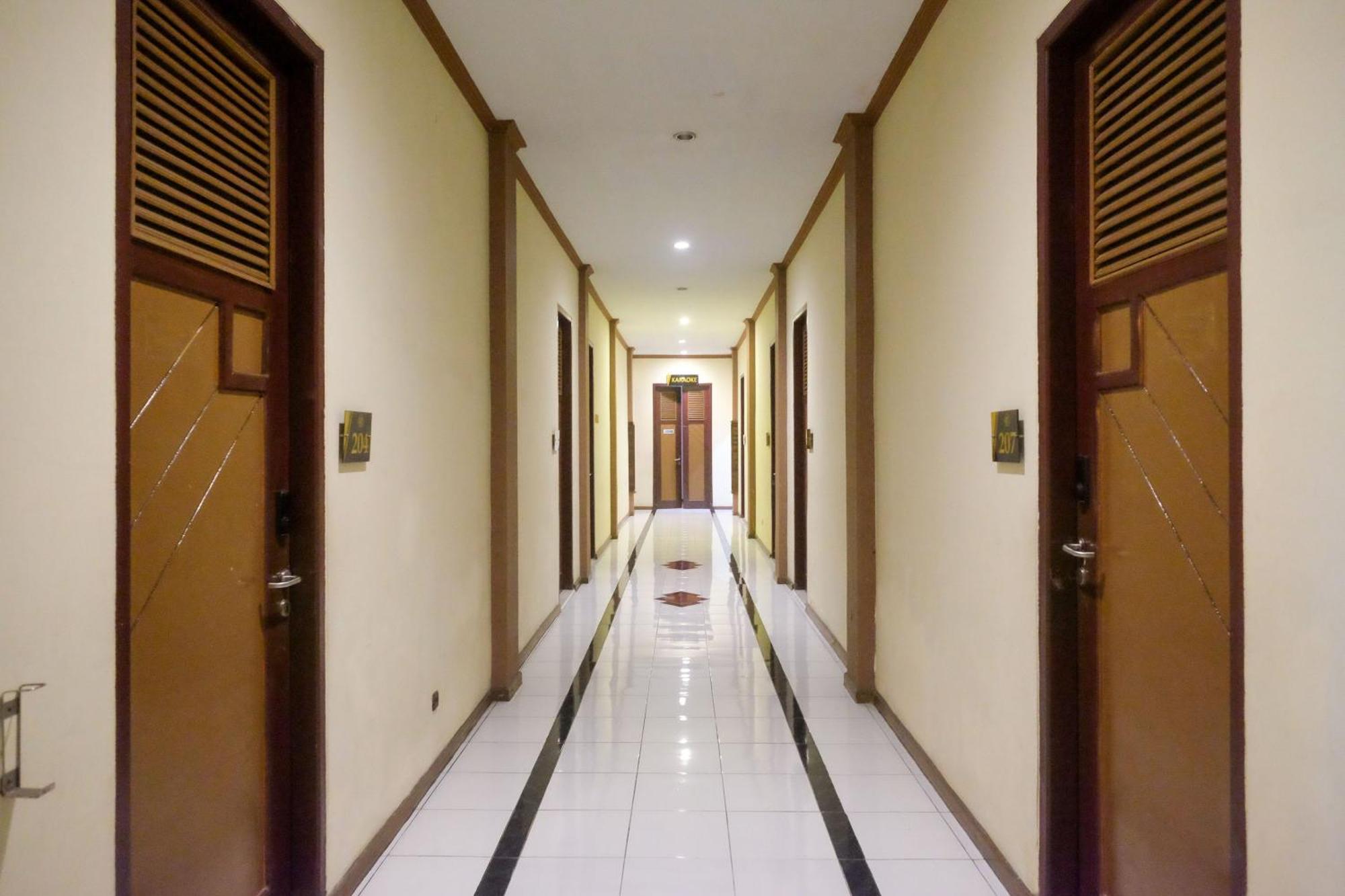 Urbanview Hotel Dedy Jaya Brebes Экстерьер фото