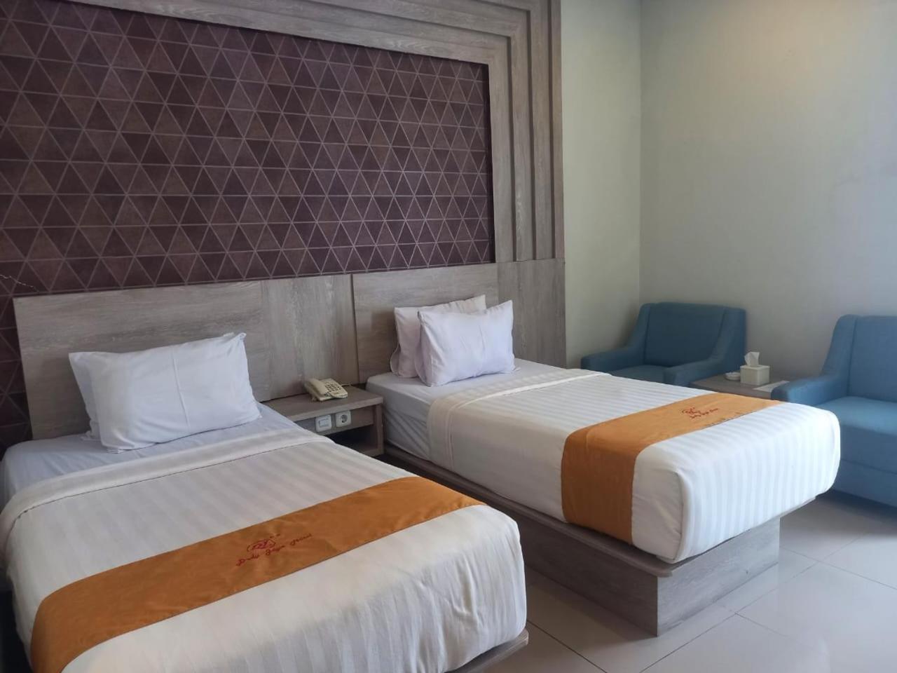 Urbanview Hotel Dedy Jaya Brebes Экстерьер фото