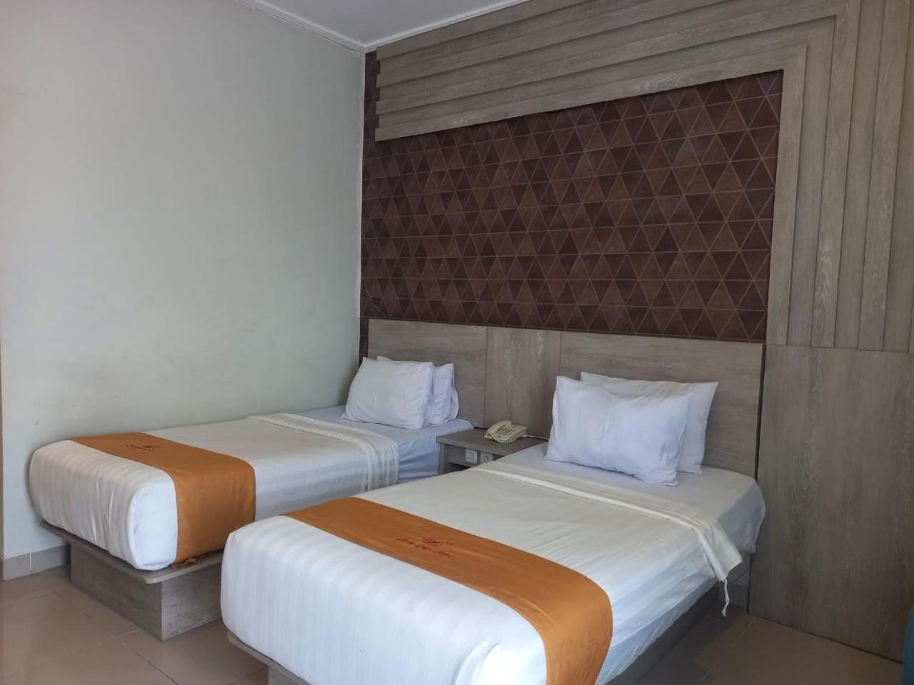 Urbanview Hotel Dedy Jaya Brebes Экстерьер фото