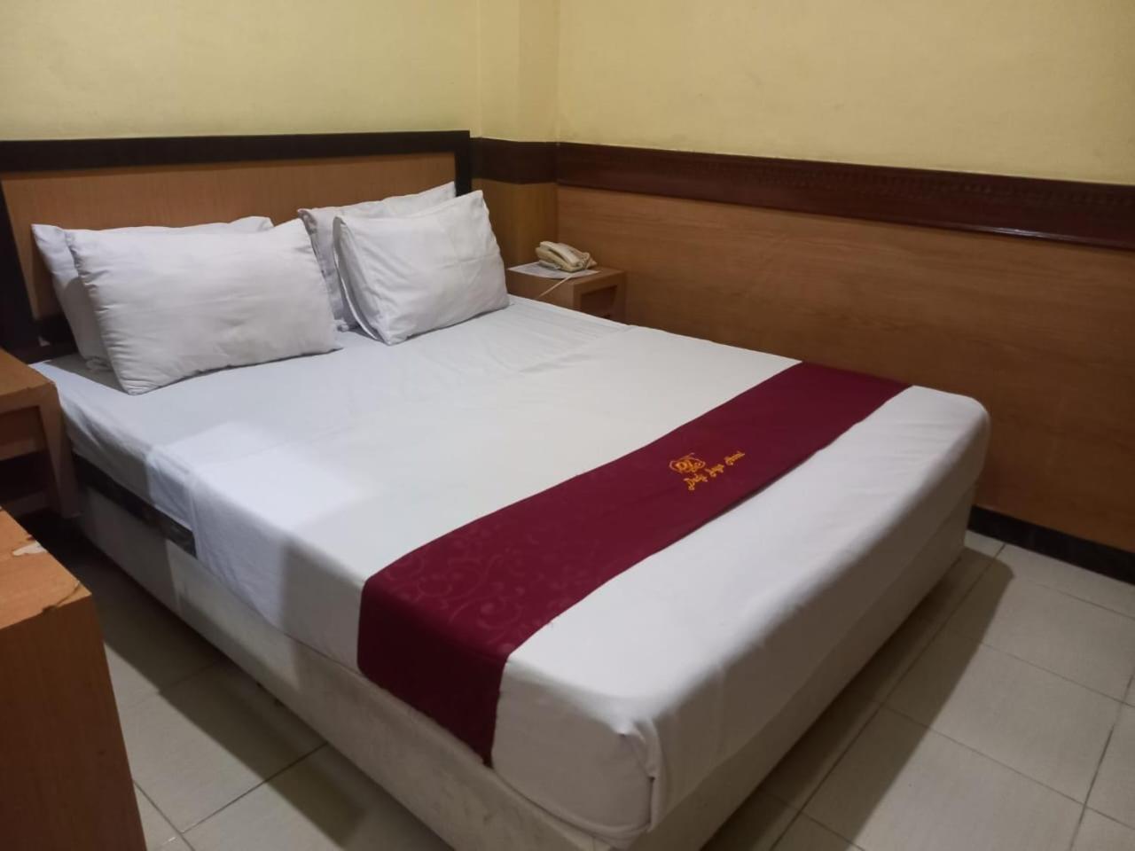 Urbanview Hotel Dedy Jaya Brebes Экстерьер фото
